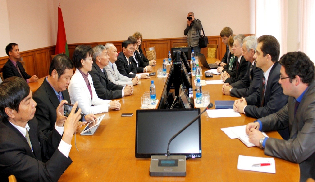 Ngày 03 tháng 10 năm 2013 Bộ trưởng Bộ Giáo dục Belarus tiếp đoàn cán bộ trường Đại học Bình Dương