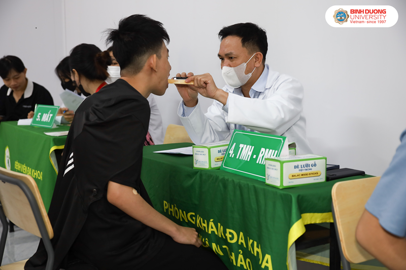 sinh vien k28 kham suc khoe (2)